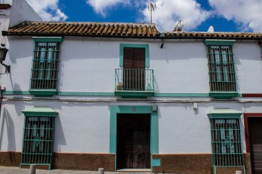 Carmona, İspanya - 10 Haziran 2023 Carmona kentinin mimari ve şehir manzarası. Avrupa 'nın en eski şehirlerinden birinin dar beyaz sokaklarından biri ve Güney İspanya' nın Endülüs bölgesinde sembolik bir yer.