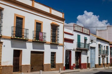 Carmona, İspanya - 10 Haziran 2023 Carmona kentinin mimari ve şehir manzarası. Avrupa 'nın en eski şehirlerinden birinin dar beyaz sokaklarından biri ve Güney İspanya' nın Endülüs bölgesinde sembolik bir yer.