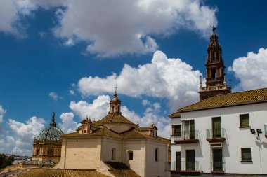 Carmona, İspanya - 10 Haziran 2023 Carmona kentinin mimari ve şehir manzarası. Avrupa 'nın en eski şehirlerinden birinin dar beyaz sokaklarından biri ve Güney İspanya' nın Endülüs bölgesinde sembolik bir yer.