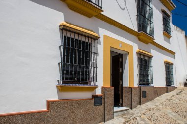 Carmona, İspanya - 10 Haziran 2023 Carmona kentinin mimari ve şehir manzarası. Avrupa 'nın en eski şehirlerinden birinin dar beyaz sokaklarından biri ve Güney İspanya' nın Endülüs bölgesinde sembolik bir yer.