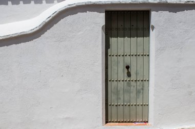 Carmona, İspanya - 10 Haziran 2023 Carmona kentinin mimari ve şehir manzarası. Avrupa 'nın en eski şehirlerinden birinin dar beyaz sokaklarından biri ve Güney İspanya' nın Endülüs bölgesinde sembolik bir yer.