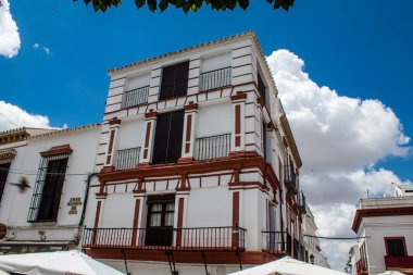 Carmona, İspanya - 10 Haziran 2023 Carmona kentinin mimari ve şehir manzarası. Avrupa 'nın en eski şehirlerinden birinin dar beyaz sokaklarından biri ve Güney İspanya' nın Endülüs bölgesinde sembolik bir yer.