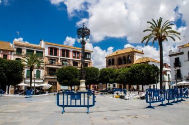 Carmona, İspanya - 10 Haziran 2023 Carmona kentinin mimari ve şehir manzarası. Avrupa 'nın en eski şehirlerinden birinin dar beyaz sokaklarından biri ve Güney İspanya' nın Endülüs bölgesinde sembolik bir yer.