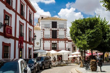 Carmona, İspanya - 10 Haziran 2023 Carmona kentinin mimari ve şehir manzarası. Avrupa 'nın en eski şehirlerinden birinin dar beyaz sokaklarından biri ve Güney İspanya' nın Endülüs bölgesinde sembolik bir yer.