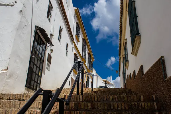 カルモナ スペイン 2023年6月10日カルモナの町の建築と街並み ヨーロッパ最古の都市の一つとアンダルシア 南スペインの象徴的な場所の狭い白い通りの眺め — ストック写真