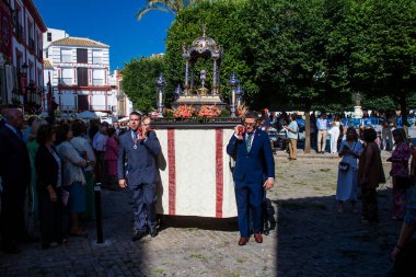 Carmona, İspanya - 11 Haziran 2023 Corpus Christi ziyafetine katılan fahri vatandaş. Görevleri dini heykelleri taşımak. Tören, en dindar kasabalardan biri olarak bilinen eski Carmona kasabasında gerçekleşiyor.