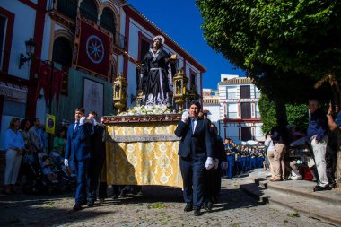 Carmona, İspanya - 11 Haziran 2023 Corpus Christi ziyafetine katılan fahri vatandaş. Görevleri dini heykelleri taşımak. Tören, en dindar kasabalardan biri olarak bilinen eski Carmona kasabasında gerçekleşiyor.