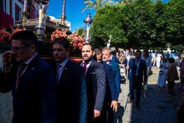 Carmona, İspanya - 11 Haziran 2023 Corpus Christi ziyafetine katılan fahri vatandaş. Görevleri dini heykelleri taşımak. Tören, en dindar kasabalardan biri olarak bilinen eski Carmona kasabasında gerçekleşiyor.