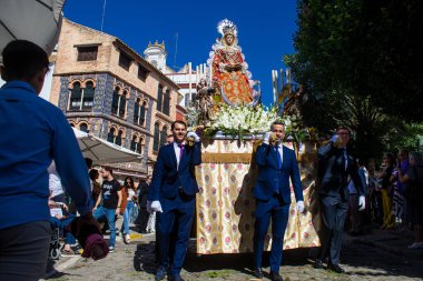 Carmona, İspanya - 11 Haziran 2023 Corpus Christi ziyafetine katılan fahri vatandaş. Görevleri dini heykelleri taşımak. Tören, en dindar kasabalardan biri olarak bilinen eski Carmona kasabasında gerçekleşiyor.