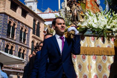 Carmona, İspanya - 11 Haziran 2023 Corpus Christi ziyafetine katılan fahri vatandaş. Görevleri dini heykelleri taşımak. Tören, en dindar kasabalardan biri olarak bilinen eski Carmona kasabasında gerçekleşiyor.