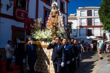 Carmona, İspanya - 11 Haziran 2023 Corpus Christi ziyafetine katılan fahri vatandaş. Görevleri dini heykelleri taşımak. Tören, en dindar kasabalardan biri olarak bilinen eski Carmona kasabasında gerçekleşiyor.