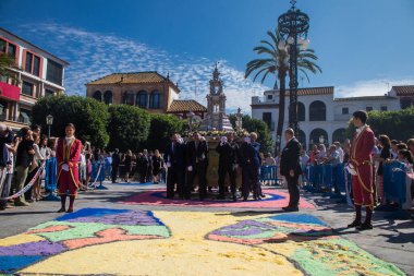 Carmona, İspanya - 11 Haziran 2023 Corpus Christi ziyafetine katılan fahri vatandaş. Görevleri dini heykelleri taşımak. Tören, en dindar kasabalardan biri olarak bilinen eski Carmona kasabasında gerçekleşiyor.