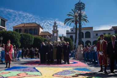 Carmona, İspanya - 11 Haziran 2023 Corpus Christi ziyafetine katılan fahri vatandaş. Görevleri dini heykelleri taşımak. Tören, en dindar kasabalardan biri olarak bilinen eski Carmona kasabasında gerçekleşiyor.