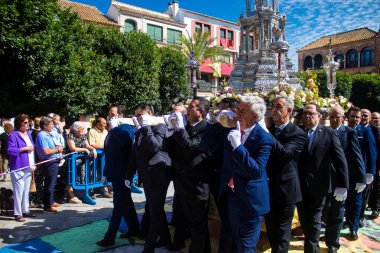 Carmona, İspanya - 11 Haziran 2023 Corpus Christi ziyafetine katılan fahri vatandaş. Görevleri dini heykelleri taşımak. Tören, en dindar kasabalardan biri olarak bilinen eski Carmona kasabasında gerçekleşiyor.