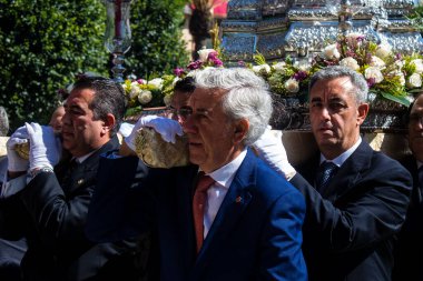 Carmona, İspanya - 11 Haziran 2023 Corpus Christi ziyafetine katılan fahri vatandaş. Görevleri dini heykelleri taşımak. Tören, en dindar kasabalardan biri olarak bilinen eski Carmona kasabasında gerçekleşiyor.