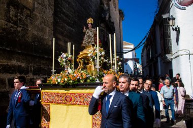 Carmona, İspanya - 11 Haziran 2023 Corpus Christi ziyafetine katılan fahri vatandaş. Görevleri dini heykelleri taşımak. Tören, en dindar kasabalardan biri olarak bilinen eski Carmona kasabasında gerçekleşiyor.