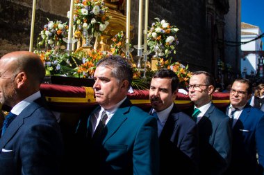 Carmona, İspanya - 11 Haziran 2023 Corpus Christi ziyafetine katılan fahri vatandaş. Görevleri dini heykelleri taşımak. Tören, en dindar kasabalardan biri olarak bilinen eski Carmona kasabasında gerçekleşiyor.