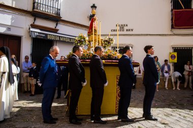 Carmona, İspanya - 11 Haziran 2023 Corpus Christi ziyafetine katılan fahri vatandaş. Görevleri dini heykelleri taşımak. Tören, en dindar kasabalardan biri olarak bilinen eski Carmona kasabasında gerçekleşiyor.