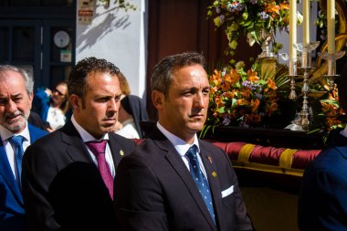 Carmona, İspanya - 11 Haziran 2023 Corpus Christi ziyafetine katılan fahri vatandaş. Görevleri dini heykelleri taşımak. Tören, en dindar kasabalardan biri olarak bilinen eski Carmona kasabasında gerçekleşiyor.