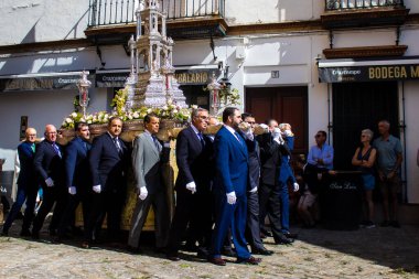 Carmona, İspanya - 11 Haziran 2023 Corpus Christi ziyafetine katılan fahri vatandaş. Görevleri dini heykelleri taşımak. Tören, en dindar kasabalardan biri olarak bilinen eski Carmona kasabasında gerçekleşiyor.