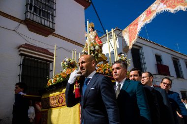 Carmona, İspanya - 11 Haziran 2023 Corpus Christi ziyafetine katılan fahri vatandaş. Görevleri dini heykelleri taşımak. Tören, en dindar kasabalardan biri olarak bilinen eski Carmona kasabasında gerçekleşiyor.