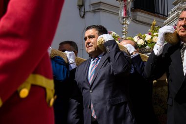 Carmona, İspanya - 11 Haziran 2023 Corpus Christi ziyafetine katılan fahri vatandaş. Görevleri dini heykelleri taşımak. Tören, en dindar kasabalardan biri olarak bilinen eski Carmona kasabasında gerçekleşiyor.