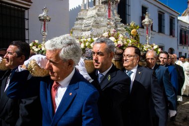 Carmona, İspanya - 11 Haziran 2023 Corpus Christi ziyafetine katılan fahri vatandaş. Görevleri dini heykelleri taşımak. Tören, en dindar kasabalardan biri olarak bilinen eski Carmona kasabasında gerçekleşiyor.