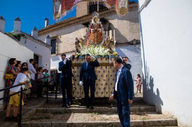 Carmona, İspanya - 11 Haziran 2023 Corpus Christi ziyafetine katılan fahri vatandaş. Görevleri dini heykelleri taşımak. Tören, en dindar kasabalardan biri olarak bilinen eski Carmona kasabasında gerçekleşiyor.