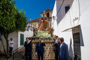 Carmona, İspanya - 11 Haziran 2023 Corpus Christi ziyafetine katılan fahri vatandaş. Görevleri dini heykelleri taşımak. Tören, en dindar kasabalardan biri olarak bilinen eski Carmona kasabasında gerçekleşiyor.