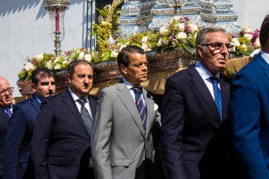 Carmona, İspanya - 11 Haziran 2023 Corpus Christi ziyafetine katılan fahri vatandaş. Görevleri dini heykelleri taşımak. Tören, en dindar kasabalardan biri olarak bilinen eski Carmona kasabasında gerçekleşiyor.