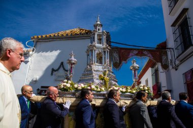 Carmona, İspanya - 11 Haziran 2023 Corpus Christi ziyafetine katılan fahri vatandaş. Görevleri dini heykelleri taşımak. Tören, en dindar kasabalardan biri olarak bilinen eski Carmona kasabasında gerçekleşiyor.
