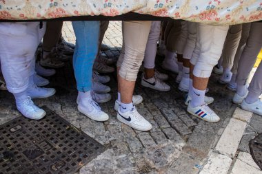 Carmona, İspanya - 11 Haziran 2023 Corpus Christi ziyafetine katılan fahri vatandaş. Görevleri dini heykelleri taşımak. Tören, en dindar kasabalardan biri olarak bilinen eski Carmona kasabasında gerçekleşiyor.