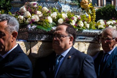 Carmona, İspanya - 11 Haziran 2023 Corpus Christi ziyafetine katılan fahri vatandaş. Görevleri dini heykelleri taşımak. Tören, en dindar kasabalardan biri olarak bilinen eski Carmona kasabasında gerçekleşiyor.