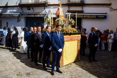 Carmona, İspanya - 11 Haziran 2023 Corpus Christi ziyafetine katılan fahri vatandaş. Görevleri dini heykelleri taşımak. Tören, en dindar kasabalardan biri olarak bilinen eski Carmona kasabasında gerçekleşiyor.