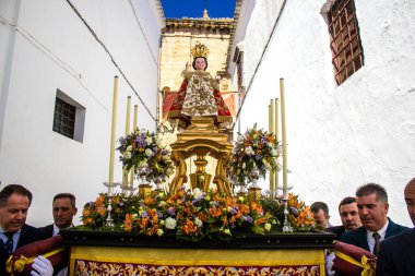 Carmona, İspanya - 11 Haziran 2023 Corpus Christi ziyafetine katılan fahri vatandaş. Görevleri dini heykelleri taşımak. Tören, en dindar kasabalardan biri olarak bilinen eski Carmona kasabasında gerçekleşiyor.