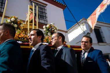 Carmona, İspanya - 11 Haziran 2023 Corpus Christi ziyafetine katılan fahri vatandaş. Görevleri dini heykelleri taşımak. Tören, en dindar kasabalardan biri olarak bilinen eski Carmona kasabasında gerçekleşiyor.