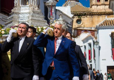 Carmona, İspanya - 11 Haziran 2023 Corpus Christi ziyafetine katılan fahri vatandaş. Görevleri dini heykelleri taşımak. Tören, en dindar kasabalardan biri olarak bilinen eski Carmona kasabasında gerçekleşiyor.