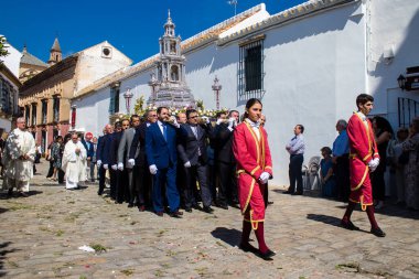 Carmona, İspanya - 11 Haziran 2023 Corpus Christi ziyafetine katılan fahri vatandaş. Görevleri dini heykelleri taşımak. Tören, en dindar kasabalardan biri olarak bilinen eski Carmona kasabasında gerçekleşiyor.