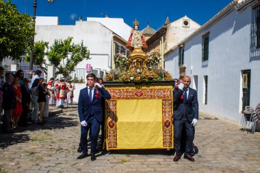Carmona, İspanya - 11 Haziran 2023 Corpus Christi ziyafetine katılan fahri vatandaş. Görevleri dini heykelleri taşımak. Tören, en dindar kasabalardan biri olarak bilinen eski Carmona kasabasında gerçekleşiyor.