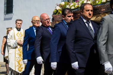 Carmona, İspanya - 11 Haziran 2023 Corpus Christi ziyafetine katılan fahri vatandaş. Görevleri dini heykelleri taşımak. Tören, en dindar kasabalardan biri olarak bilinen eski Carmona kasabasında gerçekleşiyor.