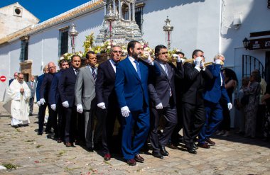 Carmona, İspanya - 11 Haziran 2023 Corpus Christi ziyafetine katılan fahri vatandaş. Görevleri dini heykelleri taşımak. Tören, en dindar kasabalardan biri olarak bilinen eski Carmona kasabasında gerçekleşiyor.