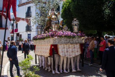 Carmona, İspanya - 11 Haziran 2023 Corpus Christi ziyafetine katılan fahri vatandaş. Görevleri dini heykelleri taşımak. Tören, en dindar kasabalardan biri olarak bilinen eski Carmona kasabasında gerçekleşiyor.