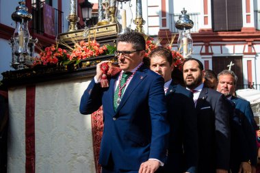 Carmona, İspanya - 11 Haziran 2023 Corpus Christi ziyafetine katılan fahri vatandaş. Görevleri dini heykelleri taşımak. Tören, en dindar kasabalardan biri olarak bilinen eski Carmona kasabasında gerçekleşiyor.
