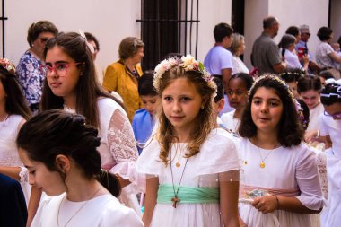 Carmona, İspanya - 11 Haziran 2023 Corpus Christi şölenine katılan genç çocuklar. Tören, İspanya 'nın en dindar kasabalarından biri olarak bilinen eski Carmona kasabasında düzenleniyor.