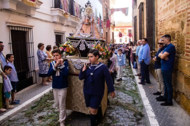 Carmona, İspanya - 11 Haziran 2023 Corpus Christi şölenine katılan genç çocuklar. Tören, İspanya 'nın en dindar kasabalarından biri olarak bilinen eski Carmona kasabasında düzenleniyor.