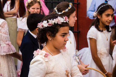 Carmona, İspanya - 11 Haziran 2023 Corpus Christi şölenine katılan genç çocuklar. Tören, İspanya 'nın en dindar kasabalarından biri olarak bilinen eski Carmona kasabasında düzenleniyor.