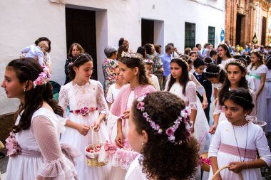 Carmona, İspanya - 11 Haziran 2023 Corpus Christi şölenine katılan genç çocuklar. Tören, İspanya 'nın en dindar kasabalarından biri olarak bilinen eski Carmona kasabasında düzenleniyor.