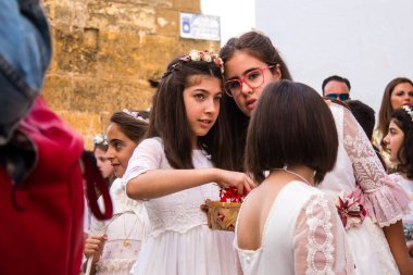 Carmona, İspanya - 11 Haziran 2023 Corpus Christi şölenine katılan genç çocuklar. Tören, İspanya 'nın en dindar kasabalarından biri olarak bilinen eski Carmona kasabasında düzenleniyor.