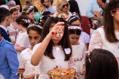 Carmona, İspanya - 11 Haziran 2023 Corpus Christi şölenine katılan genç çocuklar. Tören, İspanya 'nın en dindar kasabalarından biri olarak bilinen eski Carmona kasabasında düzenleniyor.