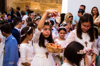 Carmona, İspanya - 11 Haziran 2023 Corpus Christi şölenine katılan genç çocuklar. Tören, İspanya 'nın en dindar kasabalarından biri olarak bilinen eski Carmona kasabasında düzenleniyor.